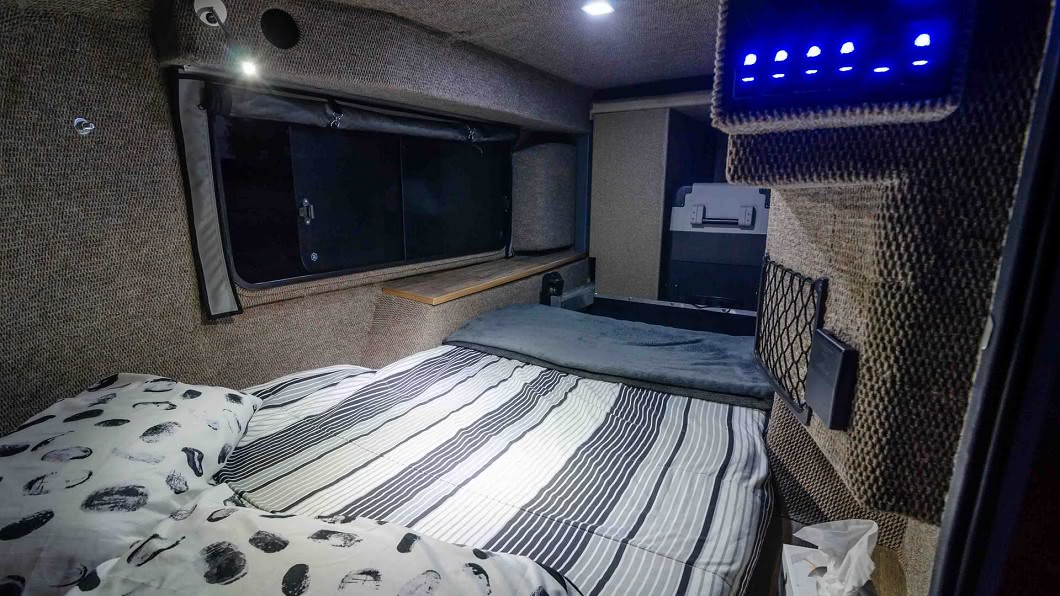 拖車內具備2人的休憩空間，車頂帳篷也另外提供2人空間。(圖片來源/ Mobi Lodge)