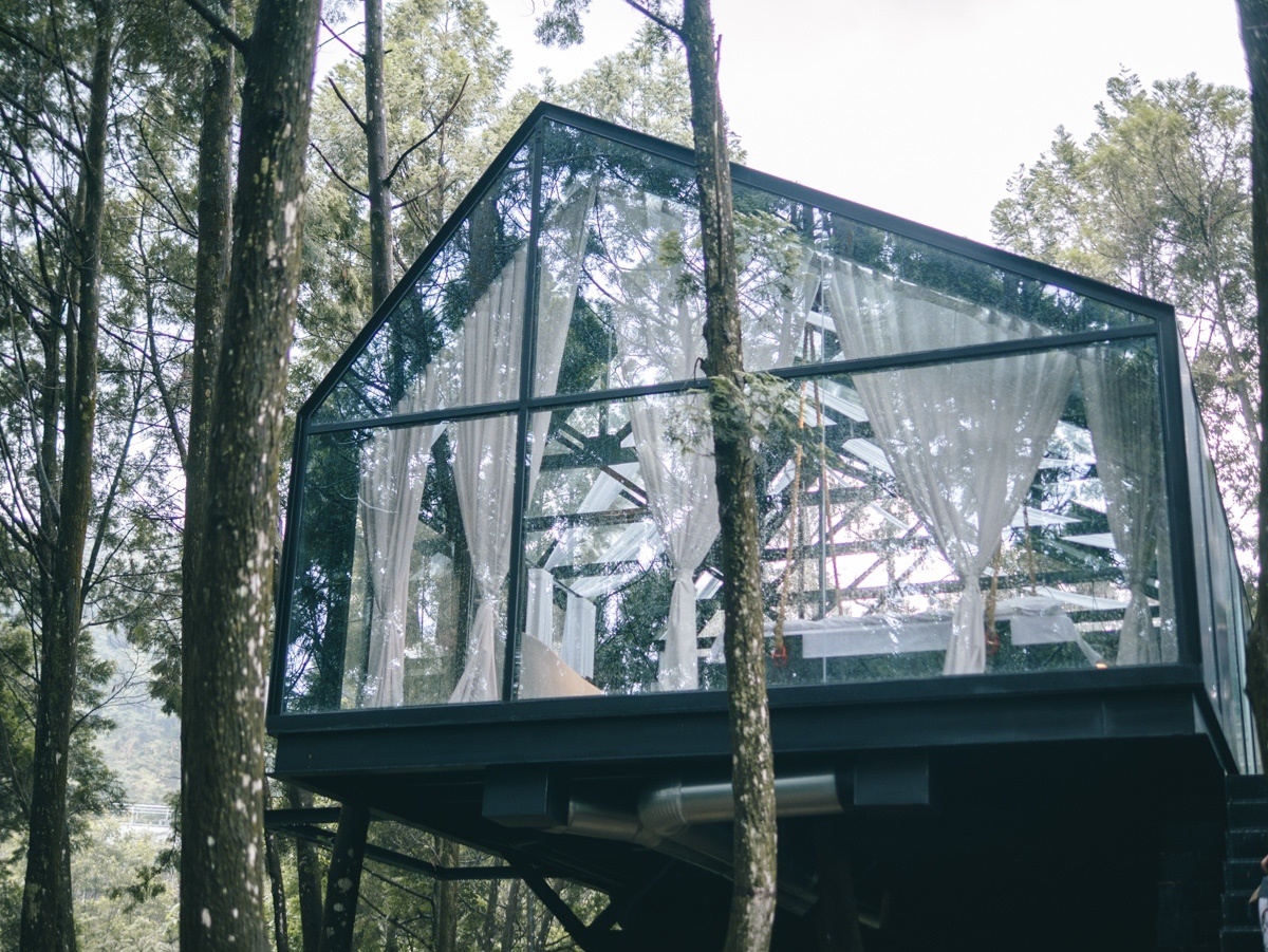 全台首創「純黑白」民宿！超美森林玻璃屋，還有「捕夢網野餐」
