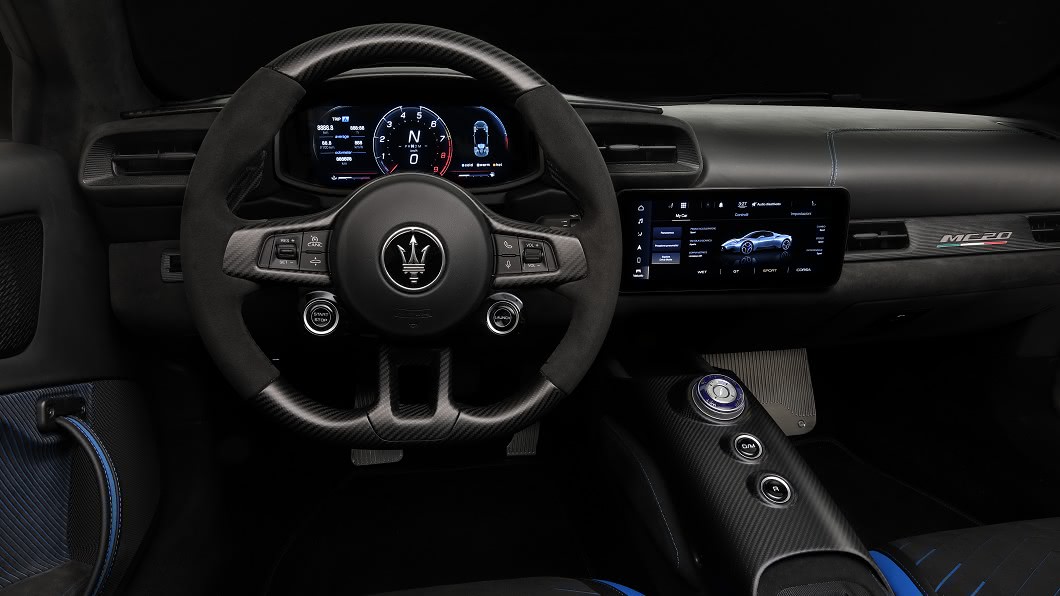 兩面10 吋螢幕分別設置於駕駛座前及中控系統中。(圖片來源/ Maserati)