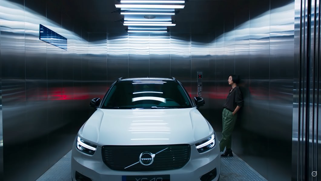Volvo找來金馬影后桂綸鎂及金馬導演黃信堯共同拍攝XC40廣告。(圖片來源/ Volvo)