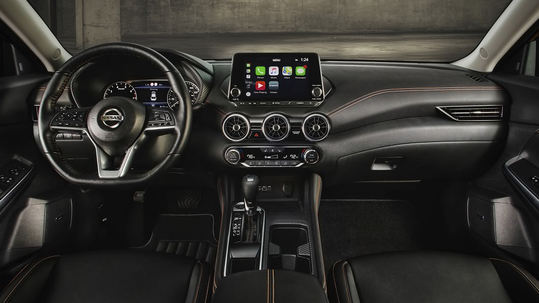 車內運用D-Shape平底式三輻方向盤，配合中控懸浮式觸控螢幕與三環式出風口營造動感氛圍。(圖片來源/ Nissan)