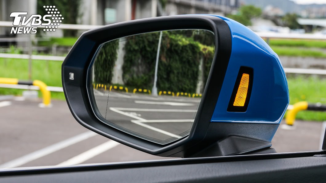 盲點偵測系統警示燈號設計於後照鏡內側，不僅更為清晰亦不影響後視鏡視野。