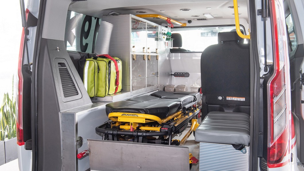 正的車室與果嶺式的平整化底盤創造極大化車室空間，不僅利於救護人員施行急救。(圖片來源/ Ford)