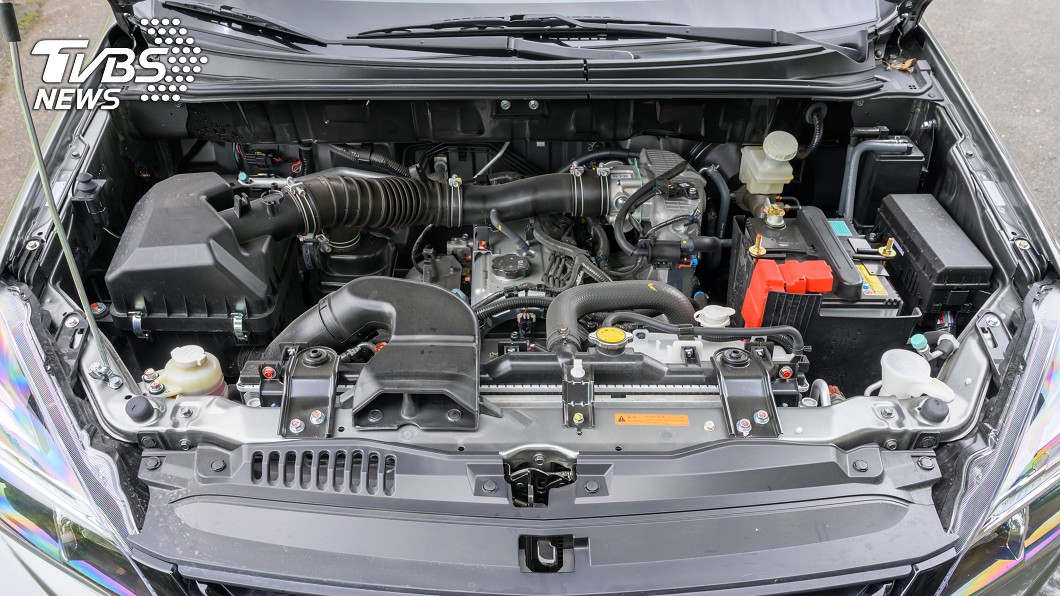 動力心臟為排氣量2.4升的汽油自然進氣引擎，具備136匹最大馬力輸出。(圖片來源/ TVBS)