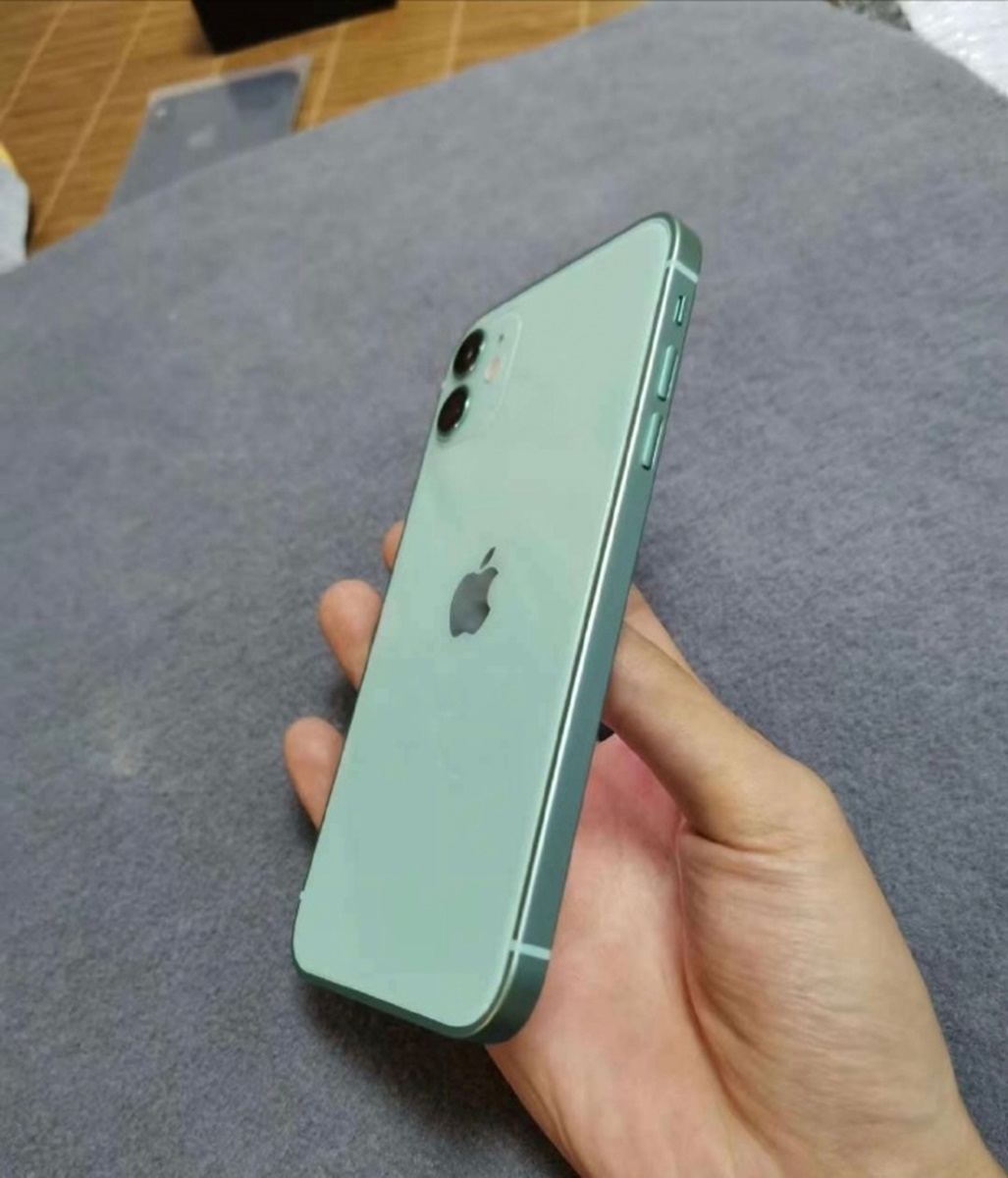 iPhone 12竟有超美「湖水綠」配色！瀏海沒剪掉，但這「機型」看來比較小