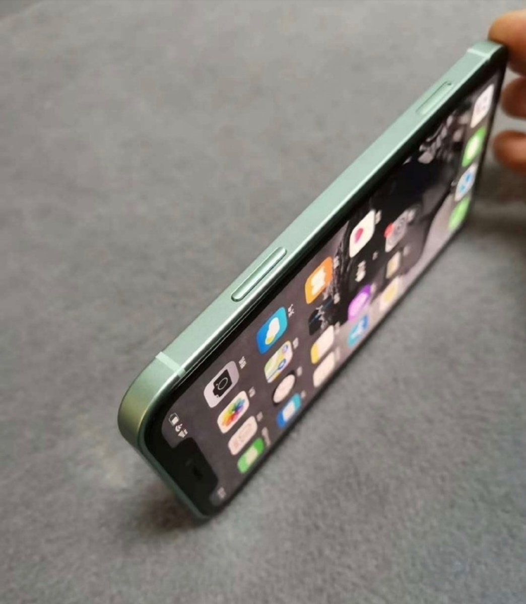 Iphone 12竟有超美 湖水綠 配色 瀏海沒剪掉 但這 機型 看來比較小 食尚玩家