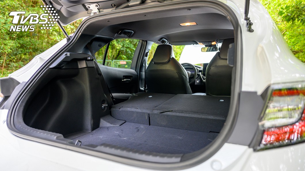 雖然空間並非Corolla Sport強項，仍配置後座椅背6/4分離傾倒機能。