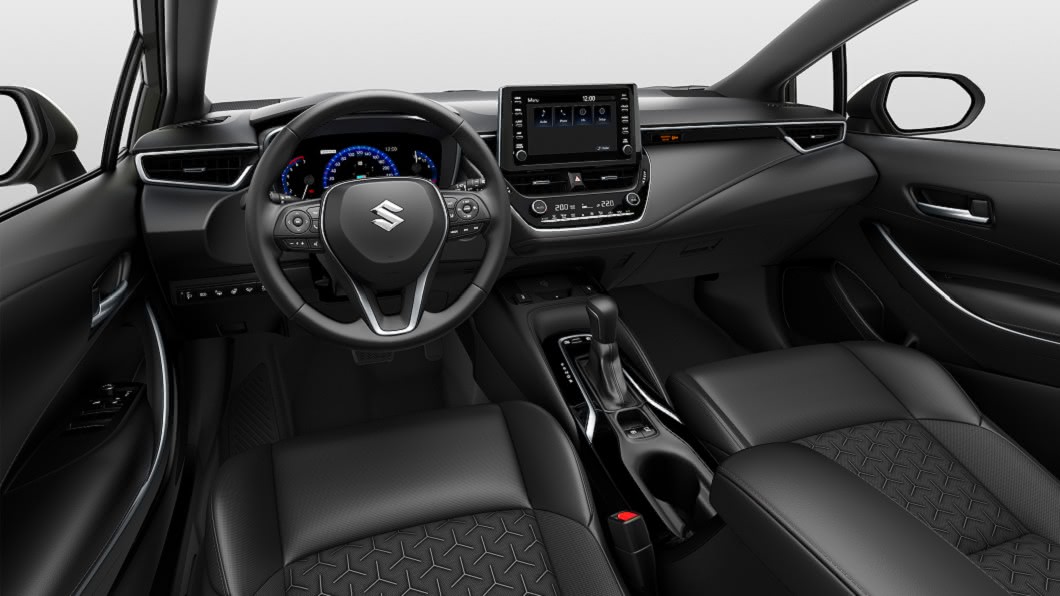 座艙設計維持與Corolla Touring Sports相同，沿用三輻式多功能方向盤、懸浮式中控觸控螢幕等設計。(圖片來源/ Suzuki)