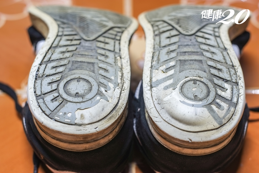 鞋子磨損快?五十肩治不好?帕金森氏症自我檢測 10症狀符合3項以上快就醫 鞋子磨損快?五十肩治不好?帕金森氏症自我檢測 10症狀符合3項以上快就醫