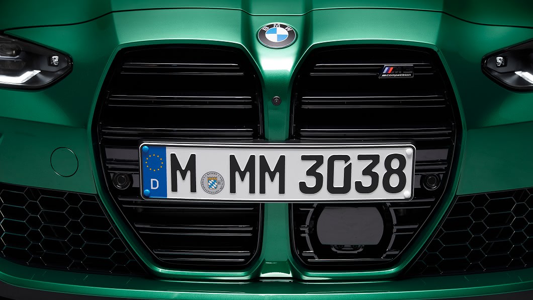 全新BMW M3、M4具備了大膽的外形設計，巨大的垂直水箱護罩從前保桿上端延伸到底部。(圖片來源/ BMW)