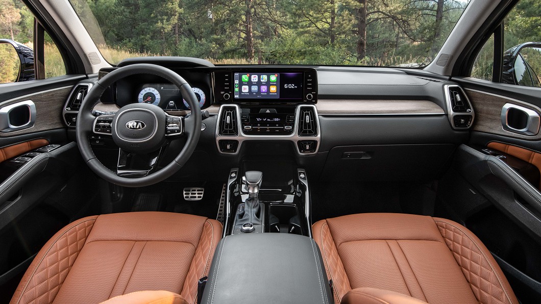 車內不僅質感升級，還導入12.3吋全數位儀表與最大10.25吋中控觸控螢幕。(圖片來源/ Kia)