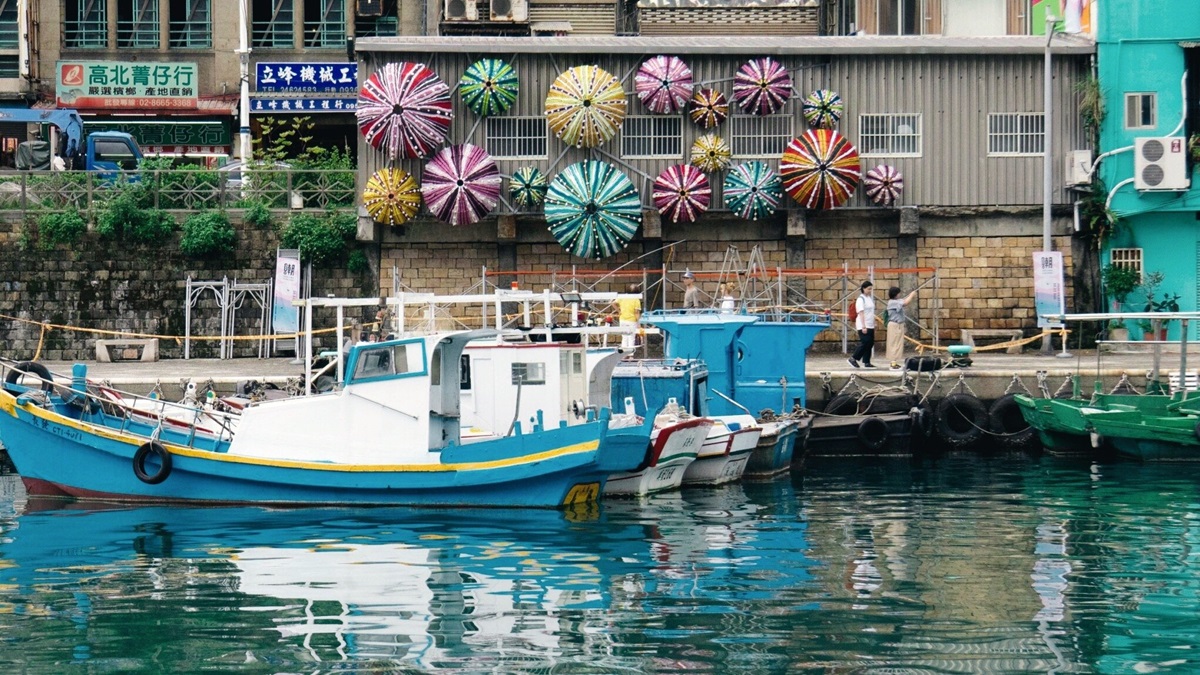 正濱漁港變「海上美術館」！基隆潮藝術15件作品超好拍：最大船型光雕、夢幻彩紅泡泡