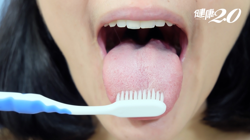 別再用牙刷刷舌苔！牙醫師曝「2大可怕後果」 1招高效率預防舌苔