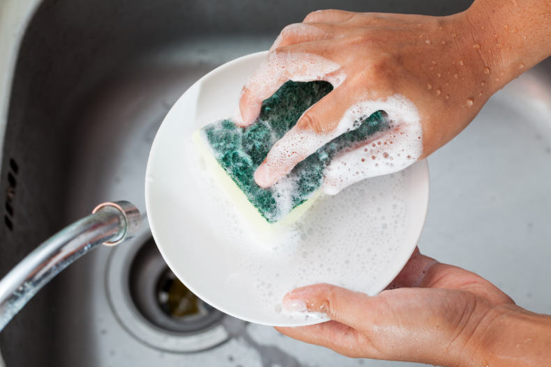 碗盤「先泡水再洗」就是在吃細菌自助餐！洗碗4大越洗越髒NG點，你也犯了嗎？