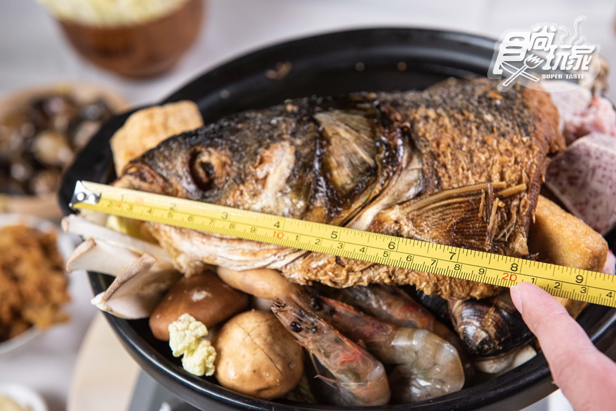 超澎派「砂鍋魚頭火鍋」！20公分巨型大頭鏈、10多種配料，只要588元就能吃