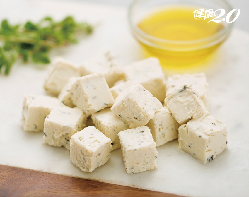 豆腐自製「純素起司」 希臘沙拉快速上桌！不用發酵就能快速完成