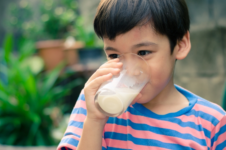 一喝牛奶就拉肚子！營養師提出3招破解，大人小孩都可以開心喝