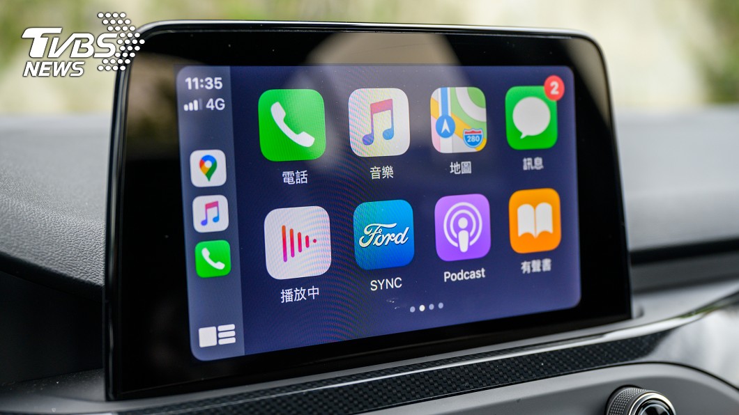 車室中央可以見到8吋液晶觸控螢幕，同時也支援Apple CarPlay以及Android Auto等手機擴充功能。