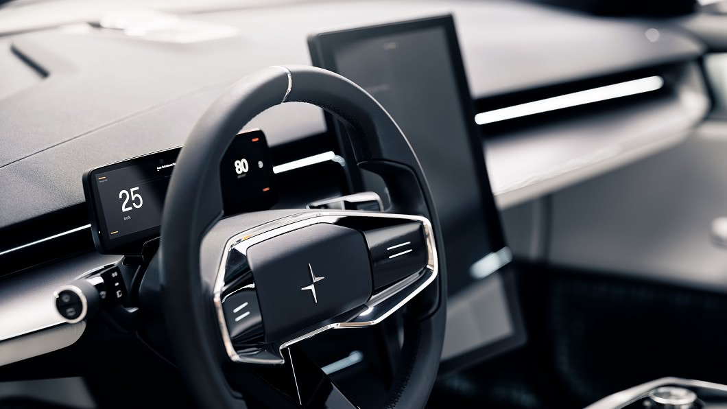 車內透過全數位儀錶板、直立觸控螢幕營造科技化氛圍。(圖片來源/ Polestar)