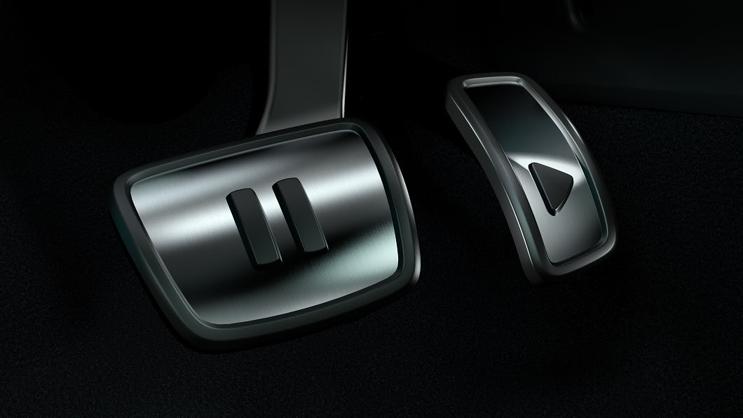 ID.4 1st Edition加減速踏板採用「播放」與「暫停」圖樣設計。(圖片來源/ Volkswagen)