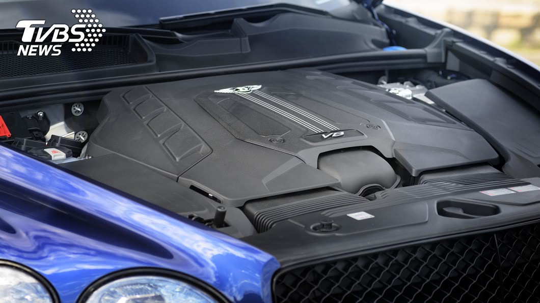 Bentayga V8小改款換上全新4.0升V8雙渦輪引擎，擁有550匹馬力與78.5公斤米扭力強大輸出，且運轉質感與寧靜度均屬上乘。