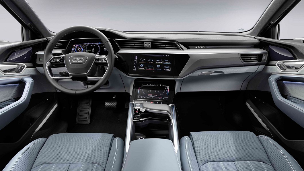 車內由12.3吋全數位液晶儀表與10.1吋MMI系統顯示幕、MMI Touch Response觸控介面組成科技化座艙。(圖片來源/ Audi)