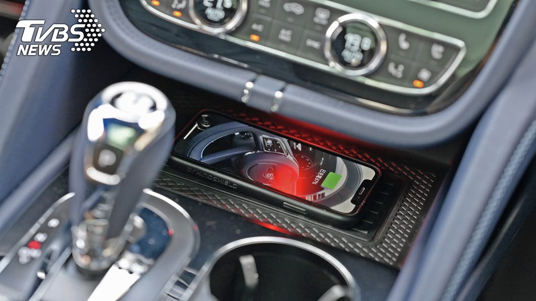 艙內標配更貼近時代需求的無線Apple CarPlay / Android Auto手機連結功能與手機無線充電座。