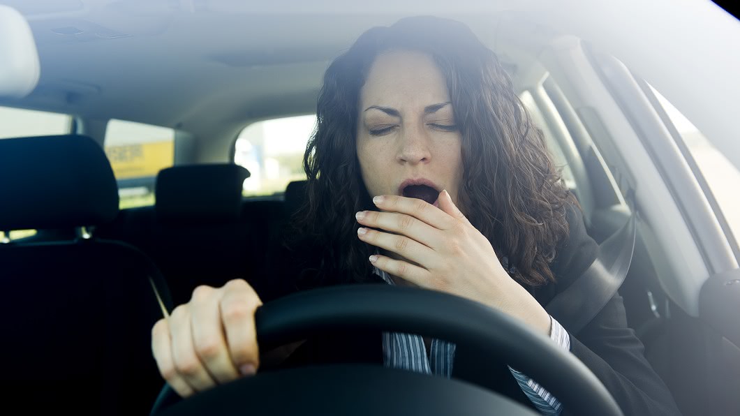 疲勞駕駛所造成的精神不濟、反應下降情況，確實會成為交通安全隱憂。(示意圖/ shutterstock)