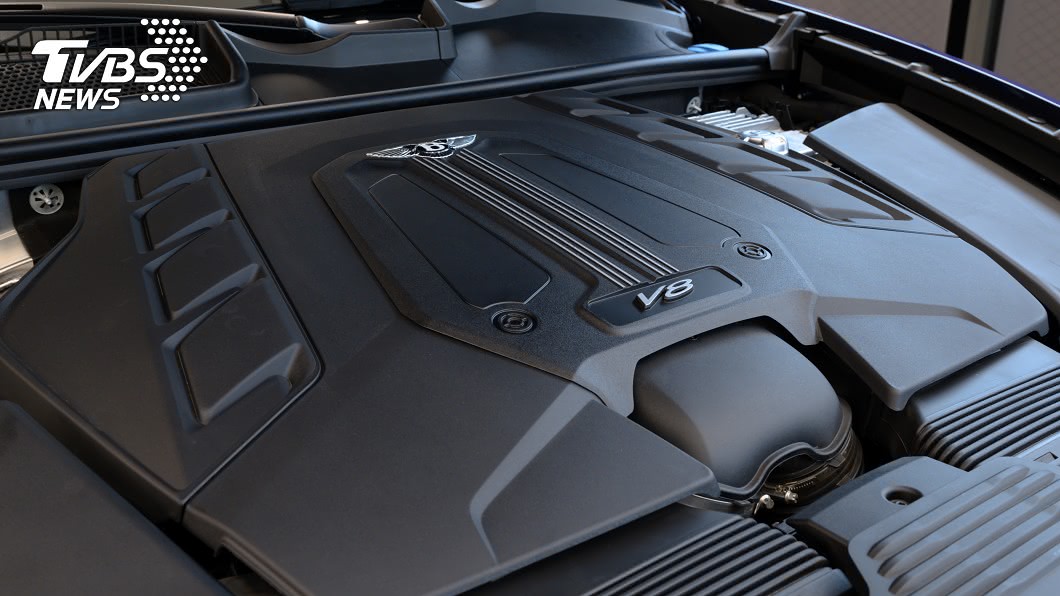 Bentayga小改款搭載4.0升32氣門V8雙渦輪增壓引擎，可輸出550hp最大馬力與78.5kgm峰值扭力。