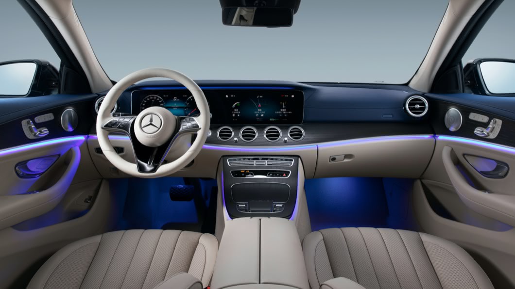 M-Benz還特別替這款車打造專屬中控台造型，並且配備MBUX系統。(圖片來源/ M-Benz)