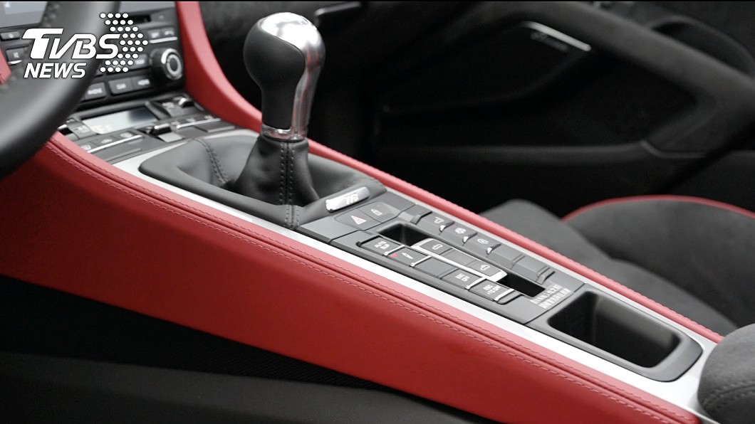 718 Spyder配備六速手排變速箱，以及Auto Blip自動補油系統。