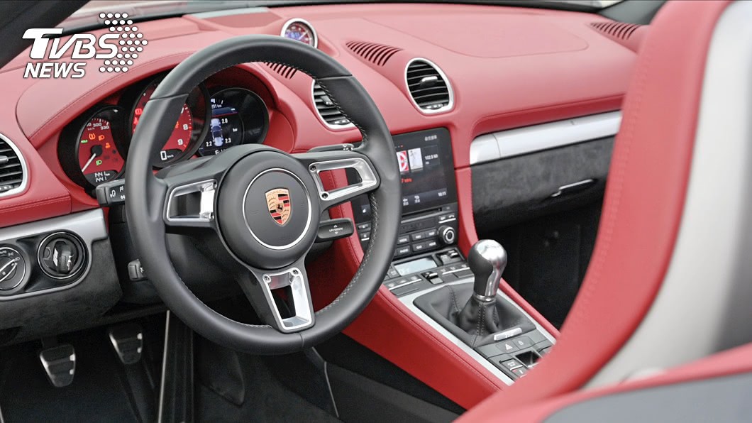 在內裝設計方面，試駕車上配有選配價格14.6萬元的Spyder Classic內飾套件。