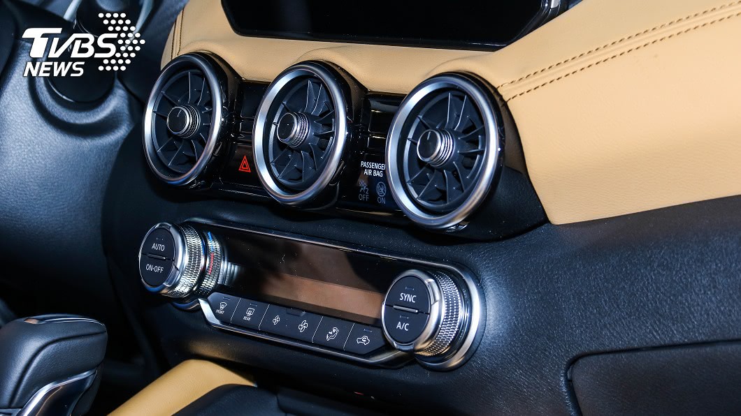 Sentra中控台三環式出風口與M-Benz設計有點相似。