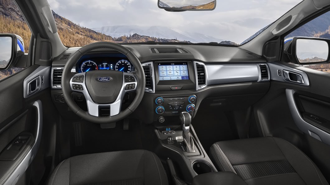 Ford Ranger全能型車室內搭載彩色4.2吋液晶螢幕與多功能方向盤。(圖片來源/ Ford)