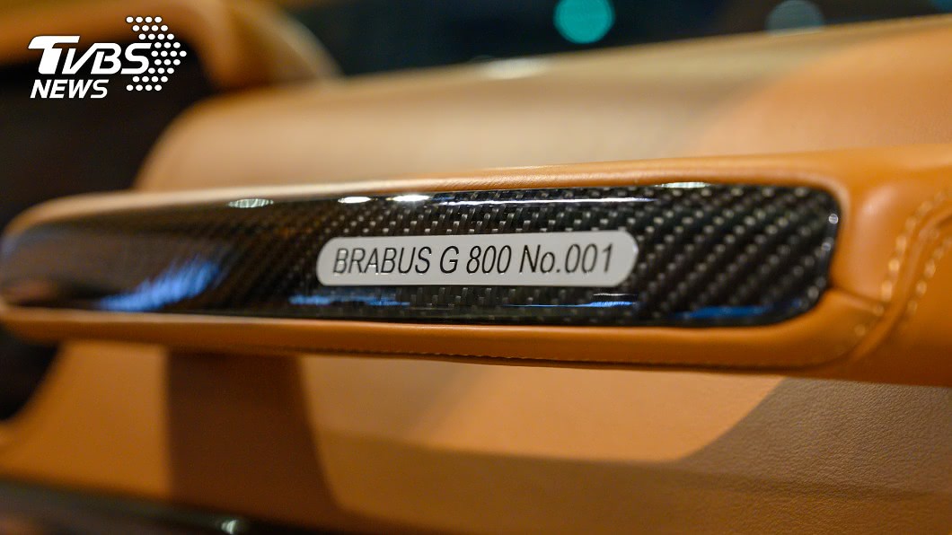 由於是全球首款Brabus G800 Widestar，因此車上配有001的專屬銘牌編號。