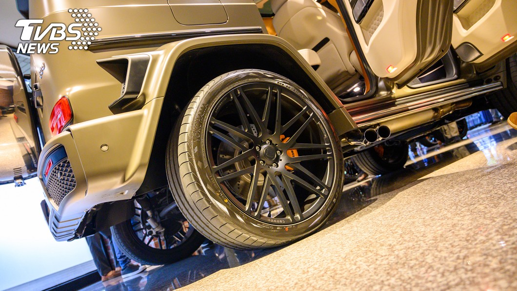 鋁圈方面則用上了23吋鍛造鋁圈，配胎則是馬牌或橫濱輪胎所供應的305/35 R23輪胎。