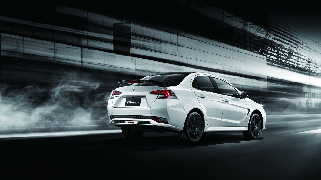 Grand Lancer B&W羨定版特仕車全新上市,展現「經典由我來控」的帥氣自信。(圖片來源/ 中華三菱) 找來饒舌歌手站台 Grand Lancer特仕版售價71.9萬