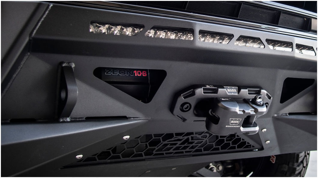 越野前保桿不僅內嵌探照燈條，還配備絞盤。(圖片來源/ Lexus)