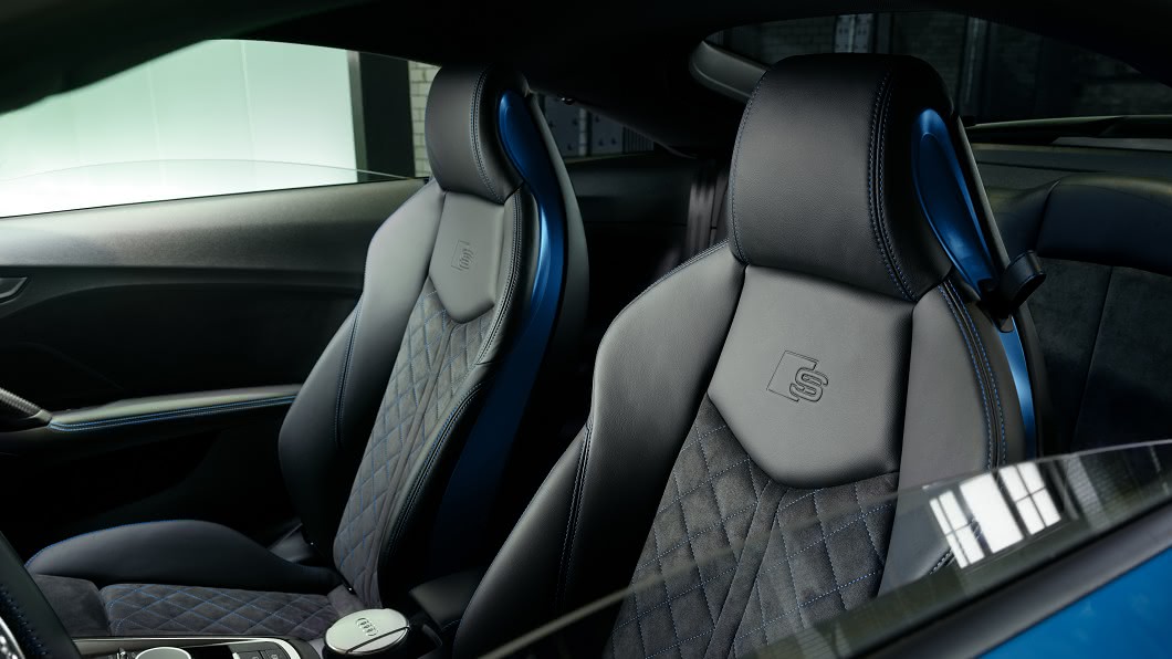 運動化座椅採真皮與Alcantara麂皮混搭，並且點綴對比色縫線。(圖片來源/ Audi)
