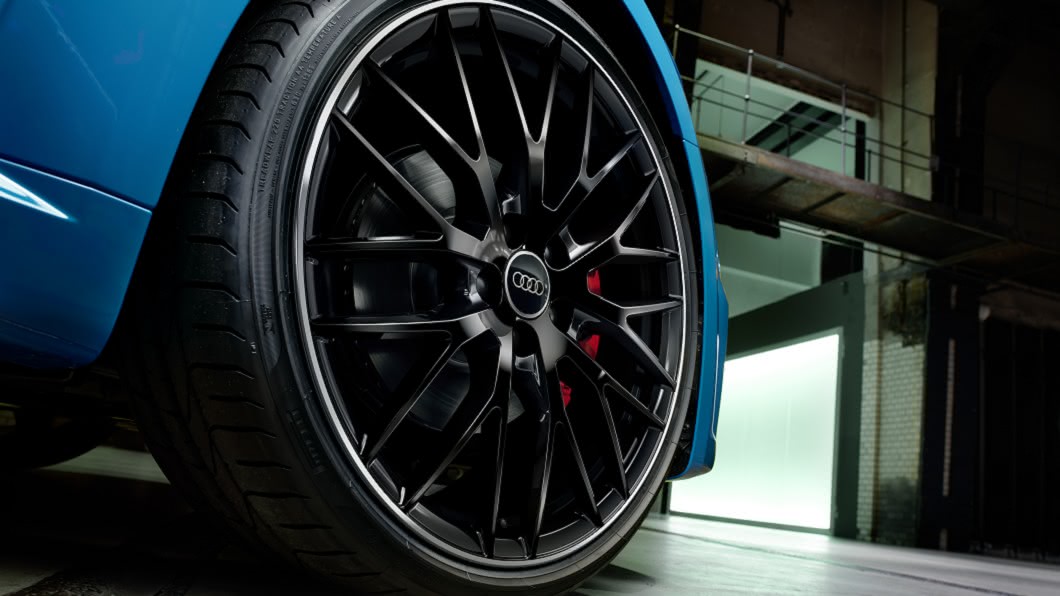 輪圈不只採用黑色處理，還可選配20吋10輻Y形肋條輪圈。(圖片來源/ Audi)