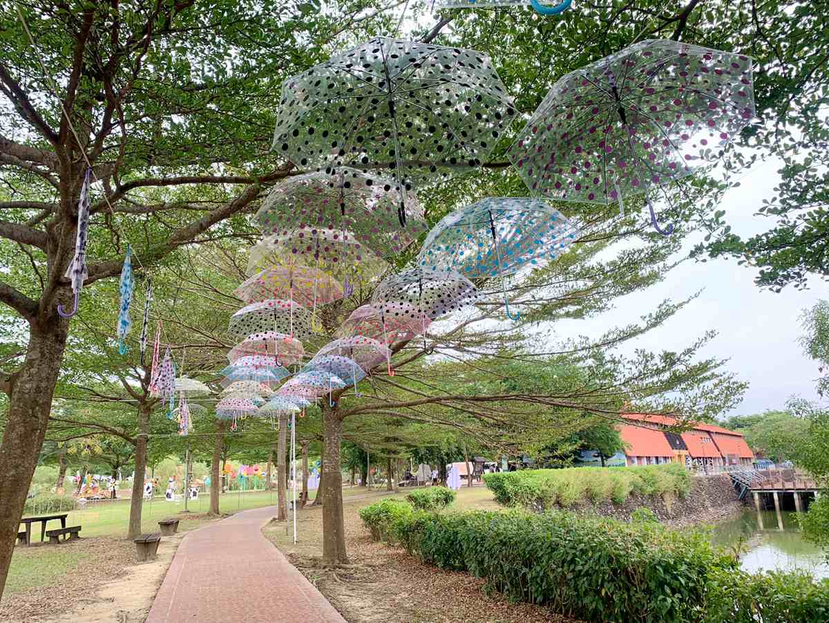 風車節開跑「免費入園」，台灣唯一風車主題園區像極了荷蘭，必拍愛情雨傘步道