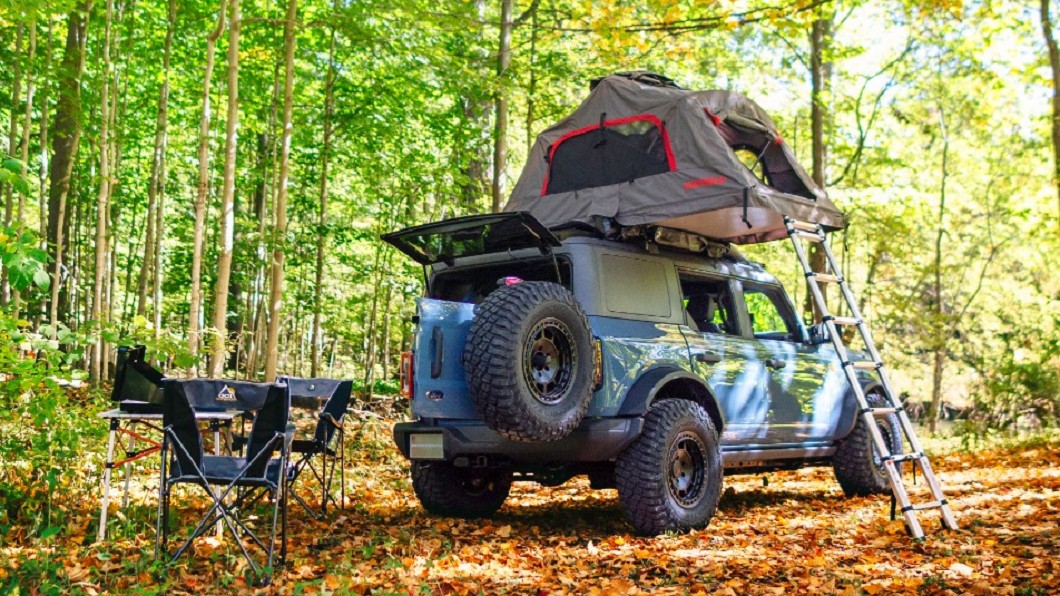 Bronco Overland加裝車頂帳篷以及多項越野與露營套件，打造出機能性十足的移動堡壘。(圖片來源/ Ford)