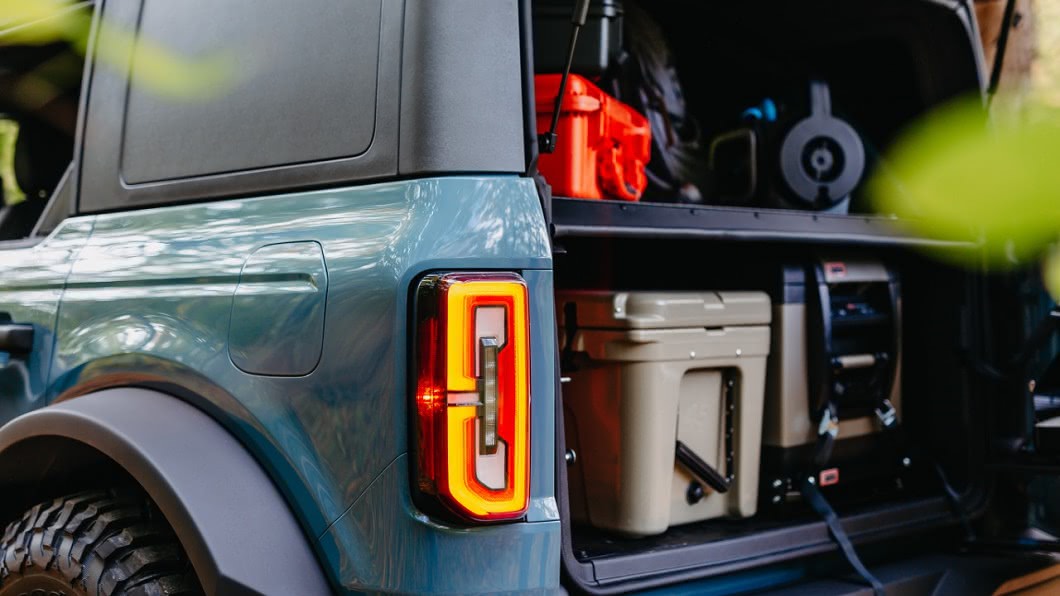 Bronco Overland概念車上也有冰箱、炊具和爐灶。同時，可收納的折疊桌椅也可以讓用餐更加愜意。(圖片來源/ Ford)