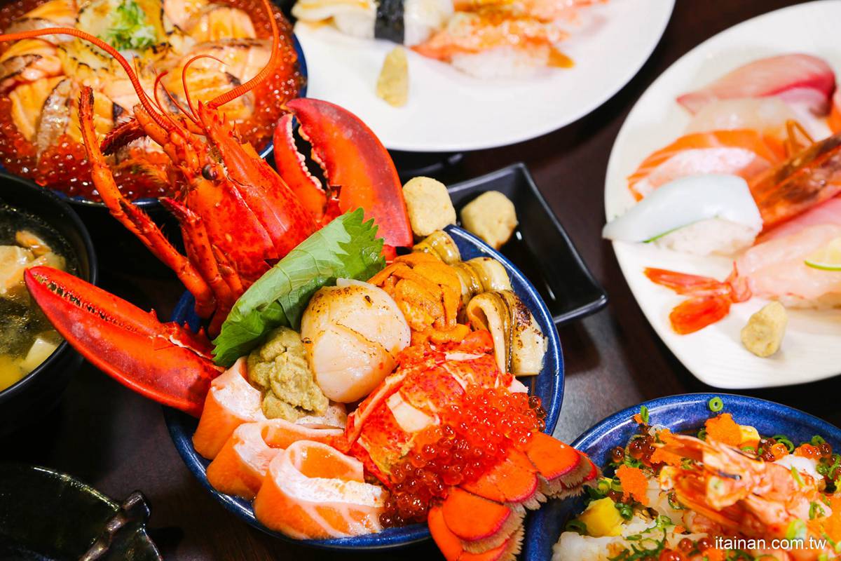 台南視覺系海鮮丼，整隻龍蝦趴碗上超浮誇，還有海膽、鮭魚卵、干貝、星鰻！