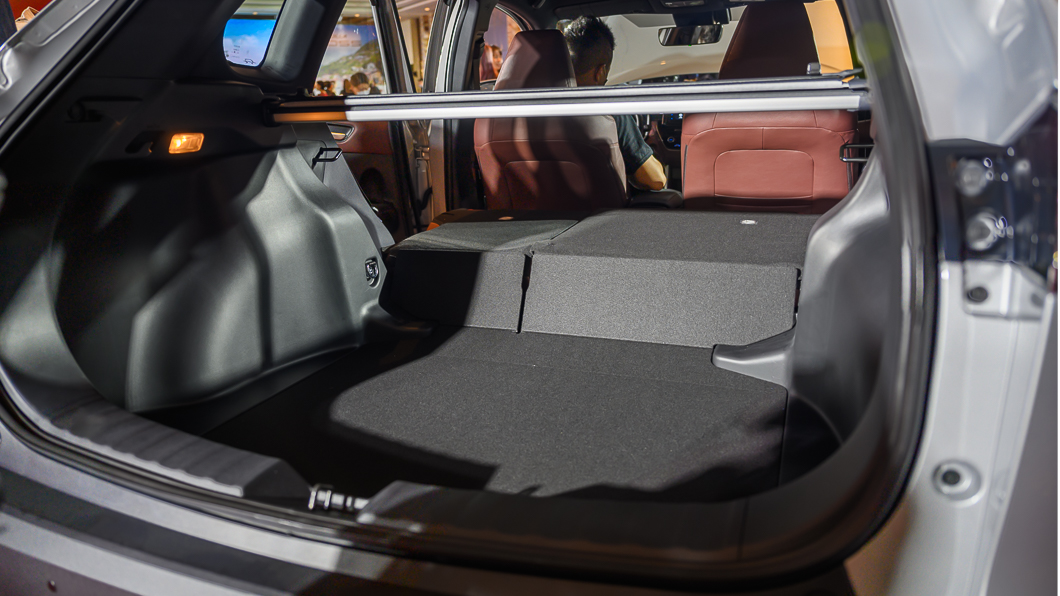 空間是Corolla Cross賣點之一，基礎行李廂容積為487公升，還有可6/4分離傾倒後座椅背。(圖片來源/ TVBS)
