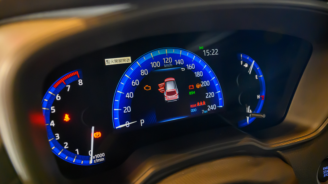 7吋數位儀錶板為汽油尊爵型以上車型標準配備。