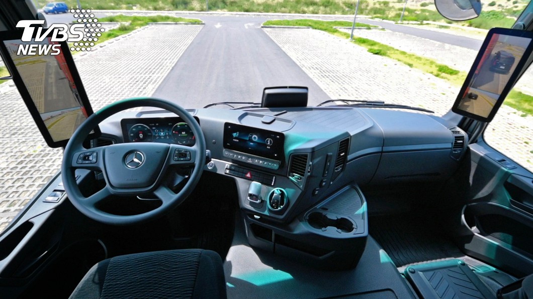 Actros還有全球首發的Multimedia Cockpit全新數位化的駕駛工作環境。
