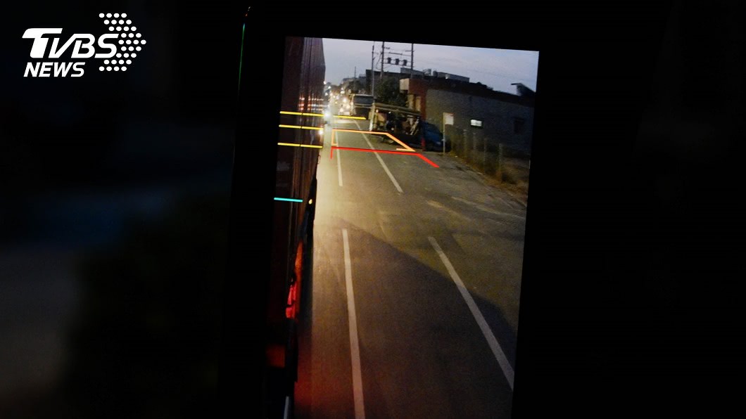 Actros配備有電子後視鏡，宣稱能夠減少視野死角。(圖片來源/ TVBS)