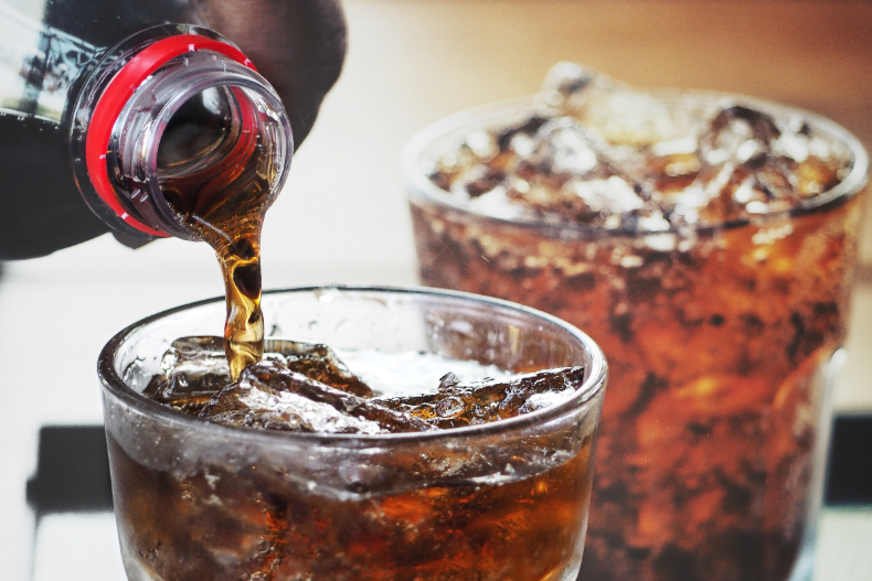 飲料沒喝完也別放隔夜！小心細菌暴增8600倍，含糖量越高越容易腹瀉
