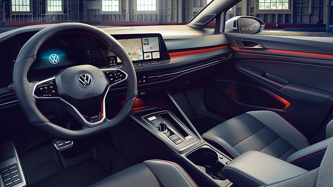 新世代Golf GTI Clubsport車內保留8代Golf科技化鋪陳，再透過細節點綴呼應強勁性能表現。(圖片來源/ Volkswagen)
